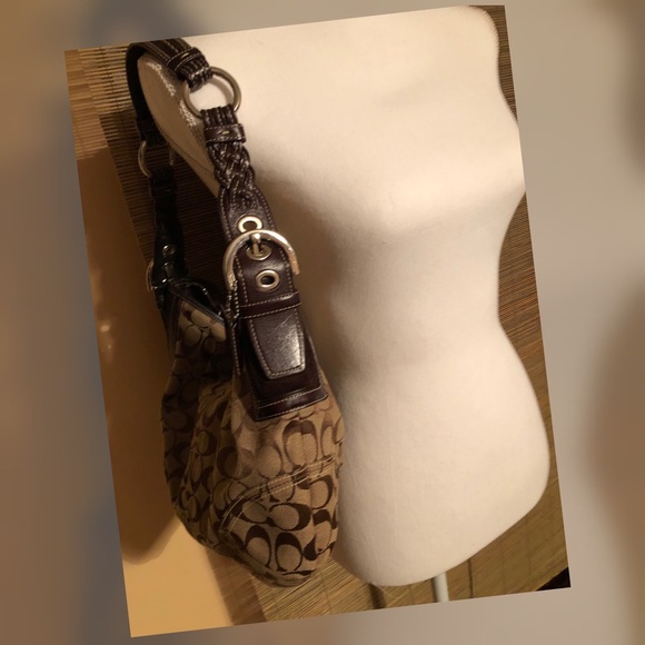 Authentic E06k-6279 gently used Tan Shoulder Bag - Picture 4 of 8